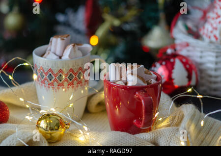 Chocolat chaud avec des guimauves dans une tasse en céramique et décoration de Noël. Banque D'Images