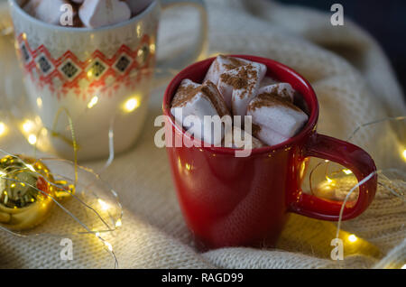 Chocolat chaud avec des guimauves dans une tasse en céramique et décoration de Noël. Banque D'Images