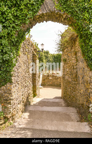 TENBY, Pembrokeshire, Pays de Galles - AOÛT 2018 : Les étapes à une arche en pierre sur le chemin vers le bas du château à Tenby, Ouest du pays de Galles. Banque D'Images