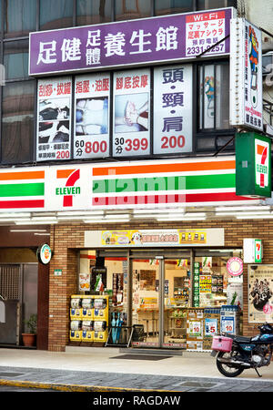 Taipei, Taiwan - Dec.2, 2018- 7-ELEVEN peut maintenant être trouvés partout à Taiwan et est le plus grand magasin de proximité à Taiwan. Des montagnes aux Banque D'Images