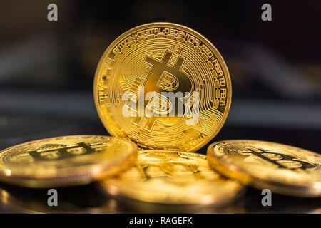 Pièce d'or de Bitcoin un arrière-plan et. Concept cryptocurrency numérique. Banque D'Images