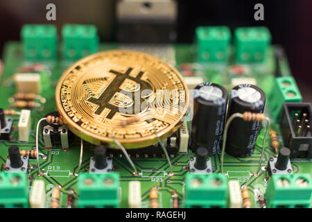 Pièce d'or de Bitcoin sur carte de circuit imprimé des micropuces. Cryptocurrency électronique. Banque D'Images
