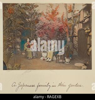 Une famille japonaise dans leur jardin, Shinichi Suzuki (Japon, 1835 - 1919), au Japon, environ 1873 - 1883, à la main, repensé Banque D'Images