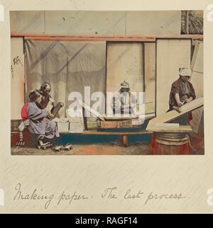 Fabrication du papier - Le dernier processus, Shinichi Suzuki (Japon, 1835 - 1919), au Japon, environ 1873 - 1883, à la main, repensé Banque D'Images