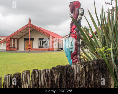Des Ngati Kahungunu Marae Pouakani o, Wairarapa avec whare whakairo Tamatea Pokai Whenua, Mangakino, district du lac Taupo, Nouvelle-Zélande Banque D'Images