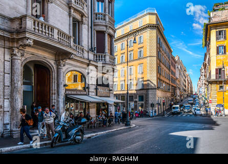 Rome, Italie - 29 septembre 2018 : les touristes profiter de déjeuner dans un café de trottoir sur une intersection achalandée dans le centre historique de Rome, Italie. Banque D'Images