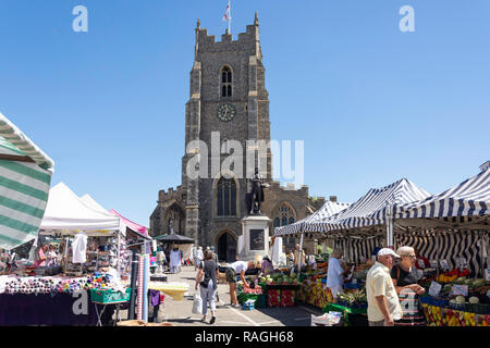 L'église St Pierre (Communauté et des arts de la scène) et de Sunbury les étals du marché, Market Hill, Sudbury, Suffolk, Angleterre, Royaume-Uni Banque D'Images