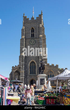 L'église St Pierre (Communauté et des arts de la scène) et de Sunbury les étals du marché, Market Hill, Sudbury, Suffolk, Angleterre, Royaume-Uni Banque D'Images