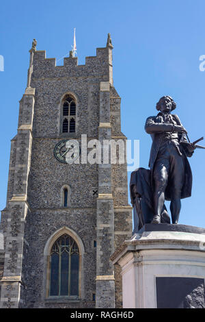 L'église St Pierre (Communauté et des arts de la scène) et Thomas Gainsborough statue, Market Hill, Sudbury, Suffolk, Angleterre, Royaume-Uni Banque D'Images