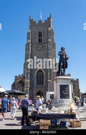 L'église St Pierre (Communauté et des arts de la scène) et de Sunbury les étals du marché, Market Hill, Sudbury, Suffolk, Angleterre, Royaume-Uni Banque D'Images