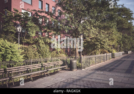 Retro photo aux couleurs d'une promenade à Brooklyn New York, USA au coucher du soleil. Banque D'Images