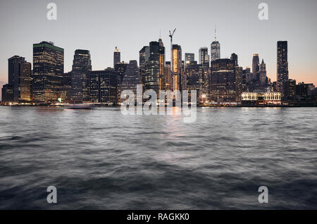 Manhattan skyline at sunset, tons de couleur photo, New York City, USA. Banque D'Images