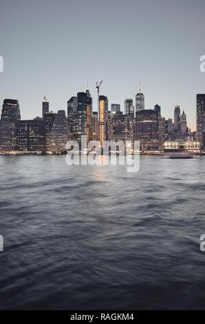 Manhattan skyline at sunset, tons de couleur photo, New York City, USA. Banque D'Images