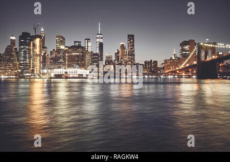 New York City skyline at night, tons de couleur photo, USA. Banque D'Images