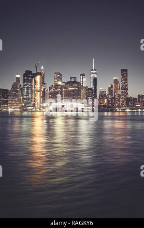 New York City skyline at night, tons de couleur photo, USA. Banque D'Images