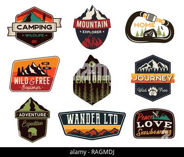 À l'extérieur. logos Vintage Voyage montagne dessinés à la main, insignes, emblèmes de la faune. Étiquettes Camping concepts. Explorer les illustrations. Correctifs vecteur Stock isolé sur fond blanc. Illustration de Vecteur