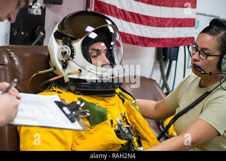 Le Major Ryan, un pilote de l'U-2, complète une combinaison pressurisée complète vol vol d'inspection avant une sortie historique dans un endroit inconnu en Asie du Sud-Ouest, le 2 février 2017. Au cours de la sortie, l'aéronef a terminé 30 000 heures de vol. C'est la deuxième de 30 000 heures de vol pour les réalisations pour l'ensemble de la flotte de l'U-2 et la première pour un corps expéditionnaire U-2 en service dans la Force aérienne de la région centrale. Banque D'Images