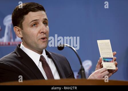 Michal Buchwald, avocat principal de la NFL, spectacles de faux billets LI Super Bowl lors d'une conférence de presse commune sur le fonctionnement de l'équipe coordonnée par le U.S. Immigration and Customs Enforcement) et le U.S. Customs and Border Protection est tenu à souligner saisie de fausse Super Bowl de la NFL LI de souvenirs et des billets au George R. Brown Convention Center à Houston, Texas, le 2 février 2017. U.S. Customs and Border Protection Banque D'Images