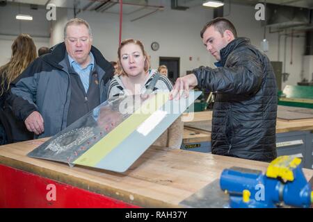 Les membres du Comté de Johnson et Leadership Leadership Sheridan Comté Catégorie de 2017 Atelier de fabrication de la tour après avoir reçu un briefing de Wyoming les dirigeants de la Garde nationale, le 2 février 2017 à Cheyenne, Wyoming. Les chambres de commerce de partout dans le Wyoming envoyer leaders éventuels de Cheyenne pour en savoir plus sur la mission de la Garde nationale du Wyoming et son impact économique sur la communauté. Banque D'Images