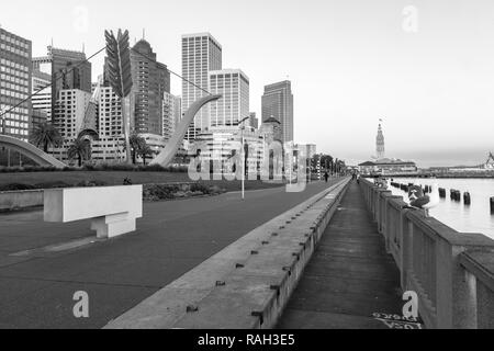 Parc au bord de l'eau à l'Embarcadero, avec le centre-ville de San Francisco et Ferry Building en arrière-plan, de grand matin, en Californie, aux États-Unis. Banque D'Images