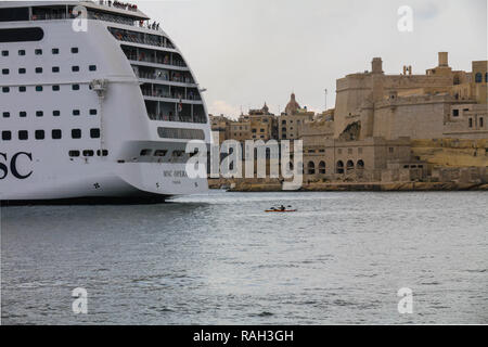 MSC Opera cruiser navire entrant dans le port de La Valette, à La Valette, Malte. Banque D'Images