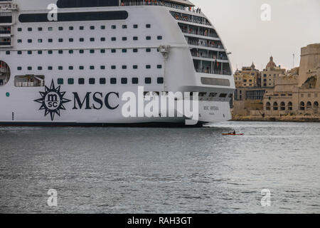 MSC Opera cruiser navire entrant dans le port de La Valette, à La Valette, Malte. Banque D'Images