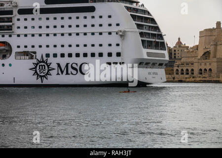 MSC Opera cruiser navire entrant dans le port de La Valette, à La Valette, Malte. Banque D'Images