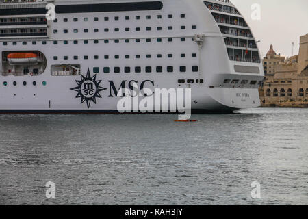 MSC Opera cruiser navire entrant dans le port de La Valette, à La Valette, Malte. Banque D'Images