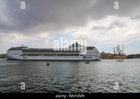 MSC Opera cruiser navire entrant dans le port de La Valette, à La Valette, Malte. Banque D'Images