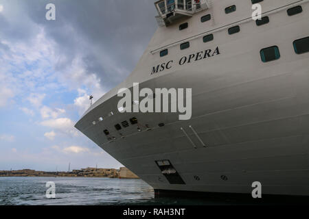 Près d'un enchoring MSC Opera cruiser bateau dans le port de La Valette à La Valette, Malte. Banque D'Images