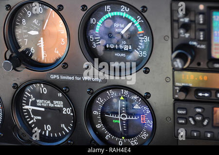 Close up de tableau de bord dans un avion, les mesureurs classique, altimètre, variomètre, indicateur de situation horizontale Banque D'Images