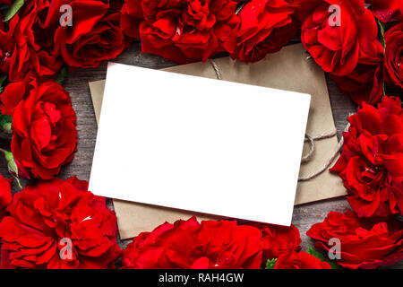 Valentines Day background. blank carte de souhaits dans cadre fait de roses rouges fleurs. maquette. Télévision. Vue de dessus Banque D'Images