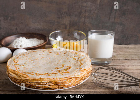 Pile de crêpes avec du beurre, du lait et des ingrédients pour le petit-déjeuner. close up concept de cuisine. Banque D'Images