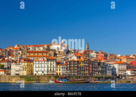 Porto, Portugal. Vue sur le centre-ville de Porto, au Portugal de l'autre côté de la rivière Douro. Cityscape Banque D'Images