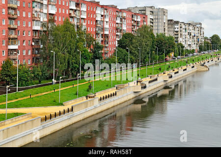 Kaliningrad, Russie - 18 août 2016 : les gens marcher sur la nouvelle promenade Amiral tributs, l'endroit préféré de repos Banque D'Images