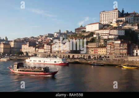 Bateaux de touristes vu sur le fleuve Douro à Porto, Portugal Banque D'Images