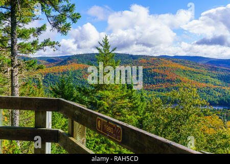 Vue sur la vallée de la Pimbina avec les couleurs des feuilles d'automne dans le Parc National du Mont-Tremblant, Québec, Canada Banque D'Images