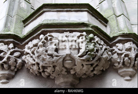 Sculpture homme vert à l'entrée de la cathédrale de Derby Banque D'Images