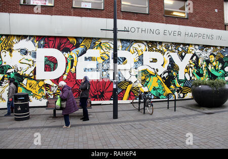 Peinture murale par Peter de coiffure dans le centre-ville de Derby titrées Rien n'arrive jamais à ... Banque D'Images