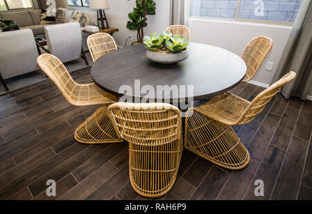 Table ronde en bois avec six chaises en osier Banque D'Images