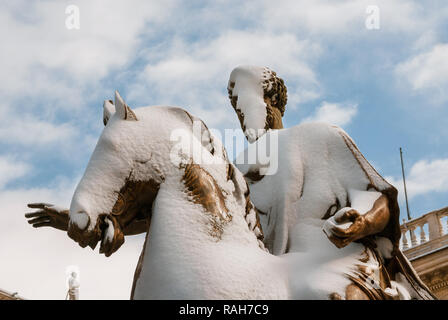 Frozen empereur romain. Marc Aurèle statue en bronze sur la colline du Capitole recouvert de neige, un cas très rare à Rome Banque D'Images