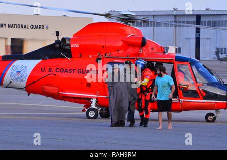 La Garde côtière a sauvé trois pêcheurs mardi après que le bateau de pêche qu'ils ont pris feu sur 1 mile à l'Est de Saint Catherines Island, Géorgie. Le secteur de la Garde côtière canadienne Centre de commande Charleston de quart a reçu un appel d'un membre d'équipage à bord du bateau de pêche Sea chiot à 3:16 p.m. qui a déclaré leur bateau était en feu et prend l'eau. Une station de la Garde côtière canadienne 29 pieds de Tybee Island - Petit Bateau Bateau d'intervention de l'équipage et d'un Station Savannah MH-65 de l'équipage de l'hélicoptère Dauphin lancé à environ 3:25 p.m. le dauphin sont arrivés sur les lieux à 4 h 30, levé, les pêcheurs et transpor Banque D'Images