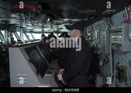 Océan Atlantique (fév. 5, 2017), Remington Jarrod Marin, avant de Houston, le matelot et Milly, ami de New York, se regarder comme le timonier et lee timonier sur la passerelle de navigation du porte-avions USS Dwight D. Eisenhower (CVN 69) (Ike). Ike est actuellement à des qualifications d'un porte-avions au cours de la phase de maintien en puissance de la flotte (Plan d'intervention optimisés OFRP). Banque D'Images