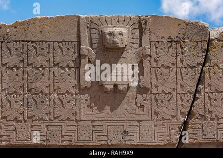 Détail de porte du soleil avec des chiffres de la période pré-Inca, Tihuanaku, Tiawanacu, Tiahuanaco Banque D'Images