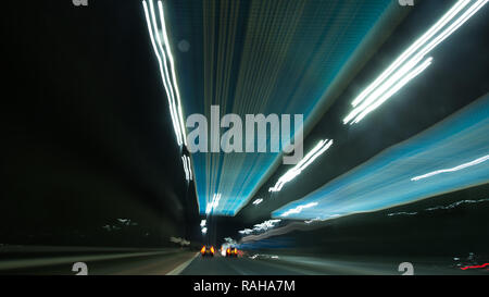 La conduite sur l'autoroute M8 à travers Glasgow à nuit prises sur un appareil d'exposition lente Réglage pour afficher le flou de mouvement et de la vitesse de la voiture. Glasgow, Royaume-Uni Banque D'Images