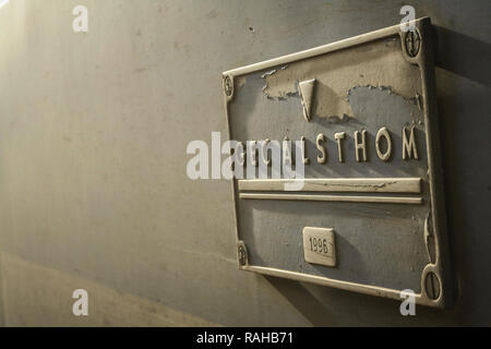 TOULON, France - 4 octobre, 2006 Fabricant : plaque sur un train à grande vitesse français TGV avec le logo de GEC-Alsthom, l'ancien nom de l'entreprise Banque D'Images