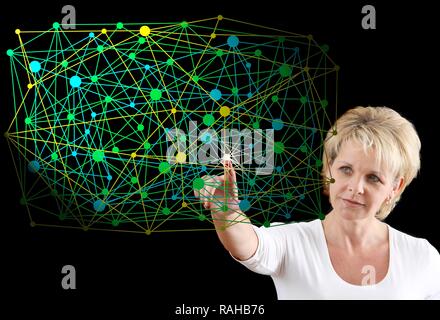 Femme avec un modèle virtuel, l'image symbolique pour les réseaux, la mise en réseau Banque D'Images