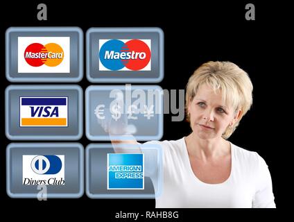 Femme travaillant avec un écran virtuel, écran tactile, les sociétés de cartes de crédit Banque D'Images