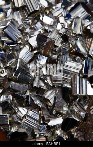 La pyrite, la pyrite de fer, l'or des fous, brazzle, FeS2, bloc de cristaux Banque D'Images