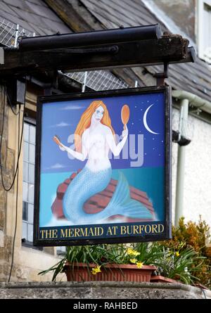 Signe, Mermaid Inn Pub, High Street, Burford, Oxfordshire, Grande-Bretagne, Europe Banque D'Images